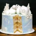Gâteau d’anniversaire vanille décor hivernal bleu avec neige et sapins en meringue - Gateau Reine Neige